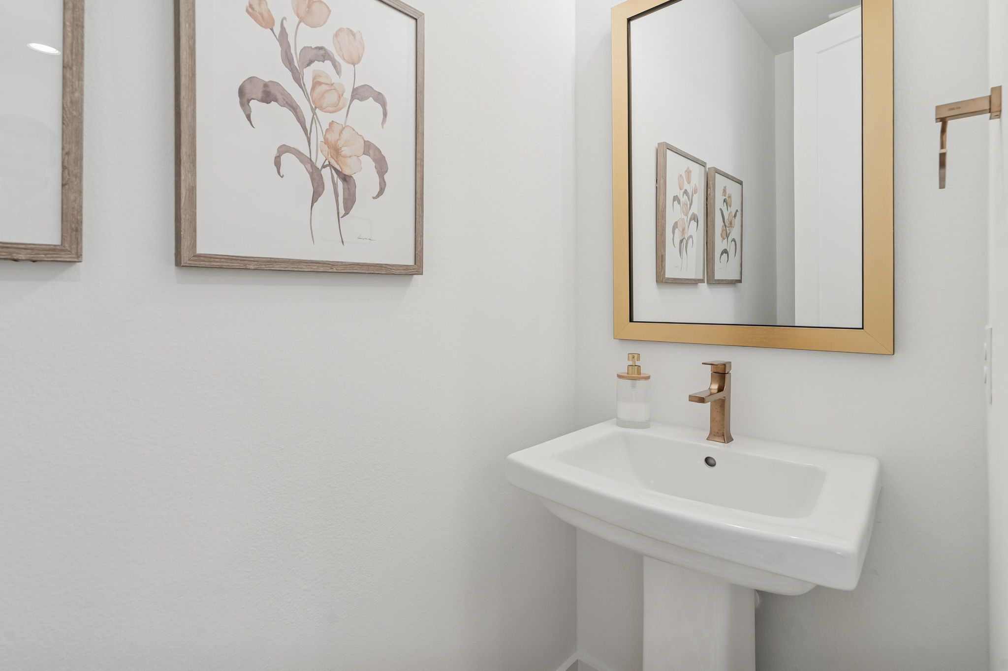 Elegant Powder Bath – Mustang Lakes Villas Celina TX