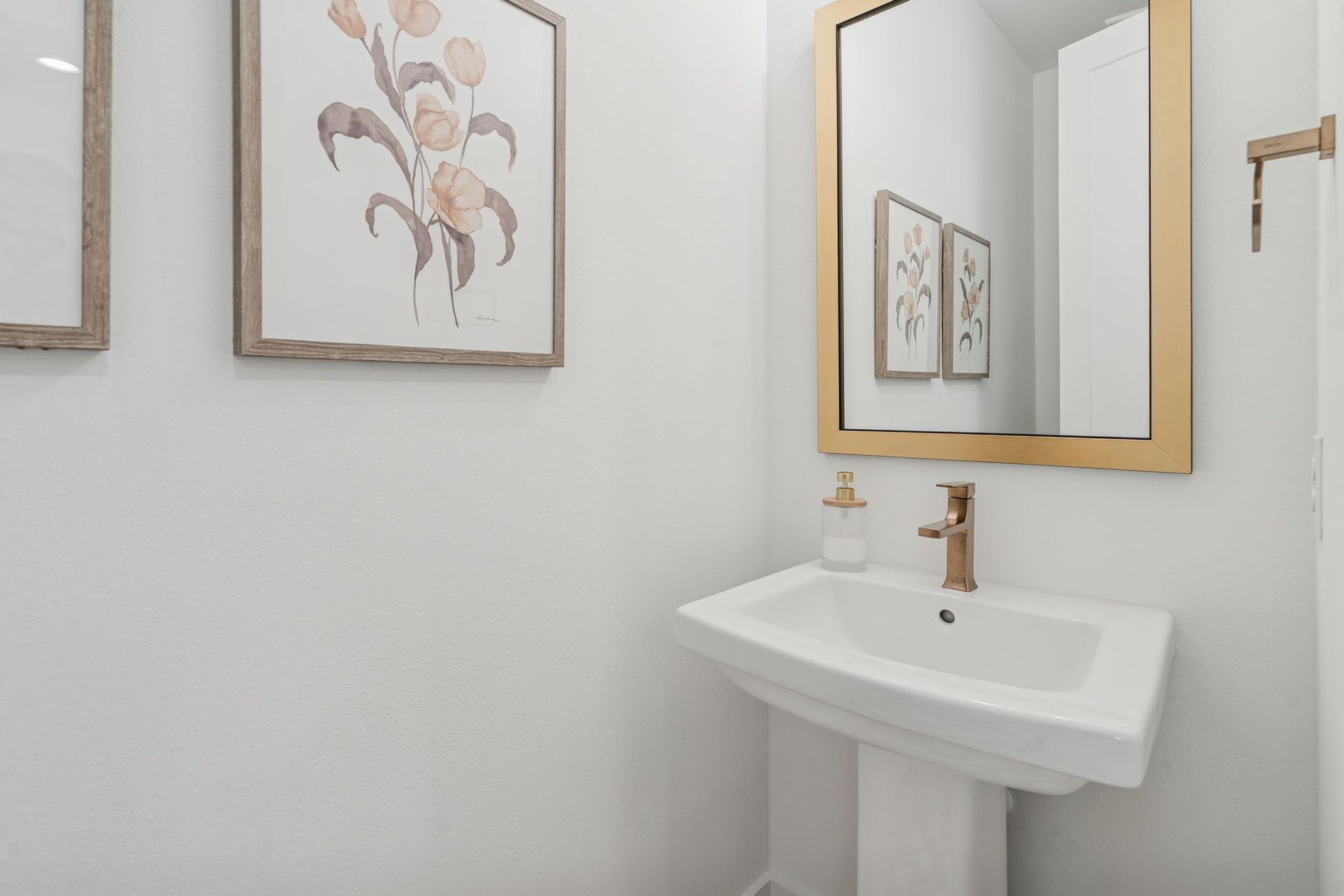 Elegant Powder Bath – Mustang Lakes Villas Celina TX