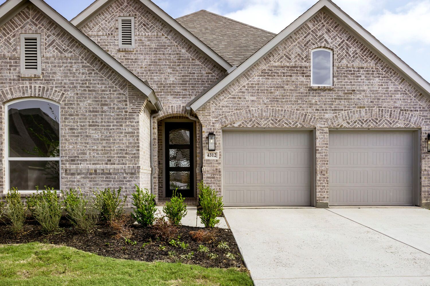 4312 Double Diamond - Front Entryway