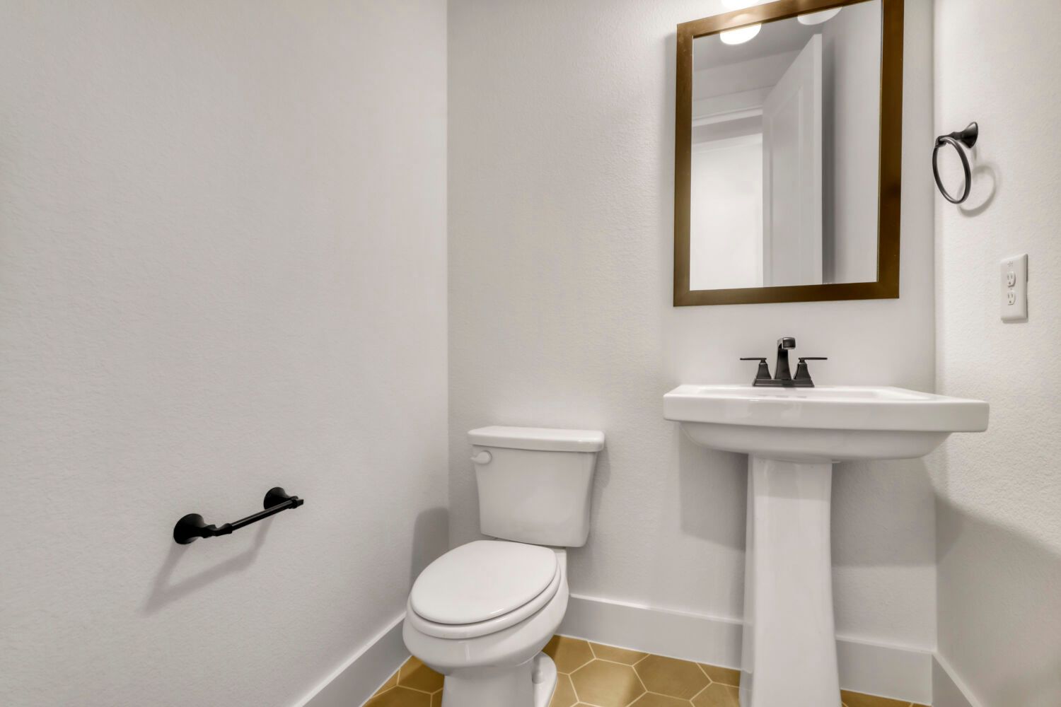4312 Double Diamond - Powder Bathroom
