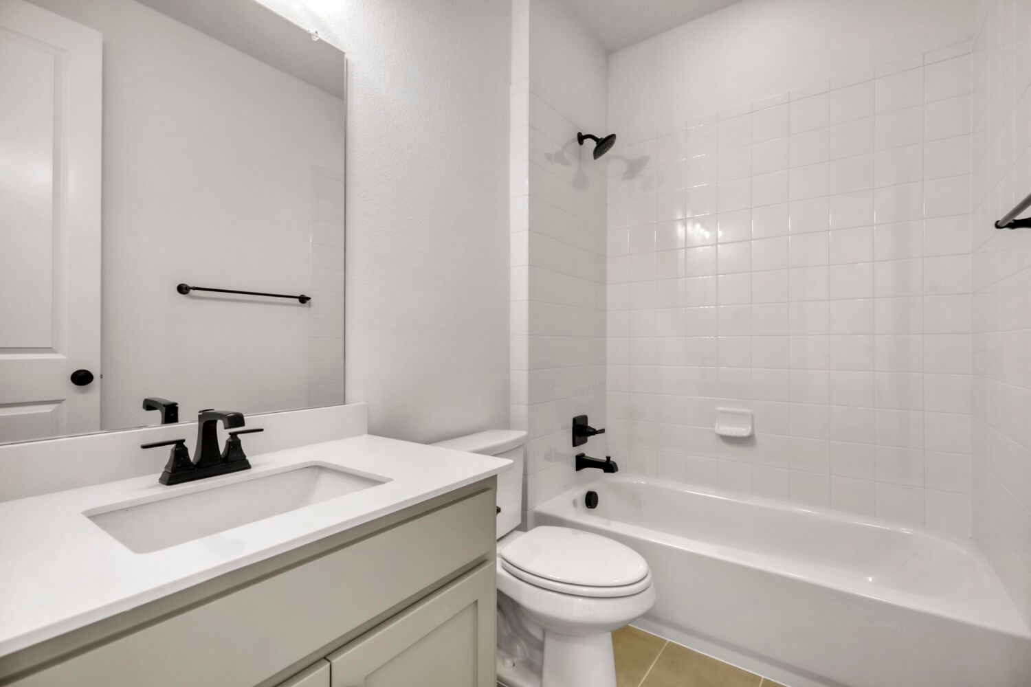 4312 Double Diamond - Full Bathroom