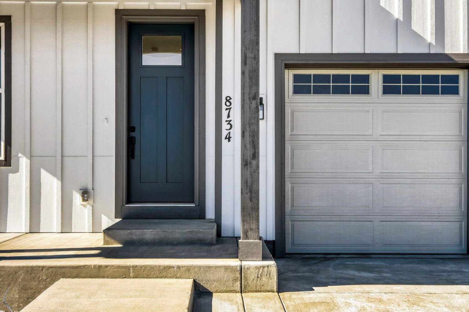 8734 San Diego - Front Entryway