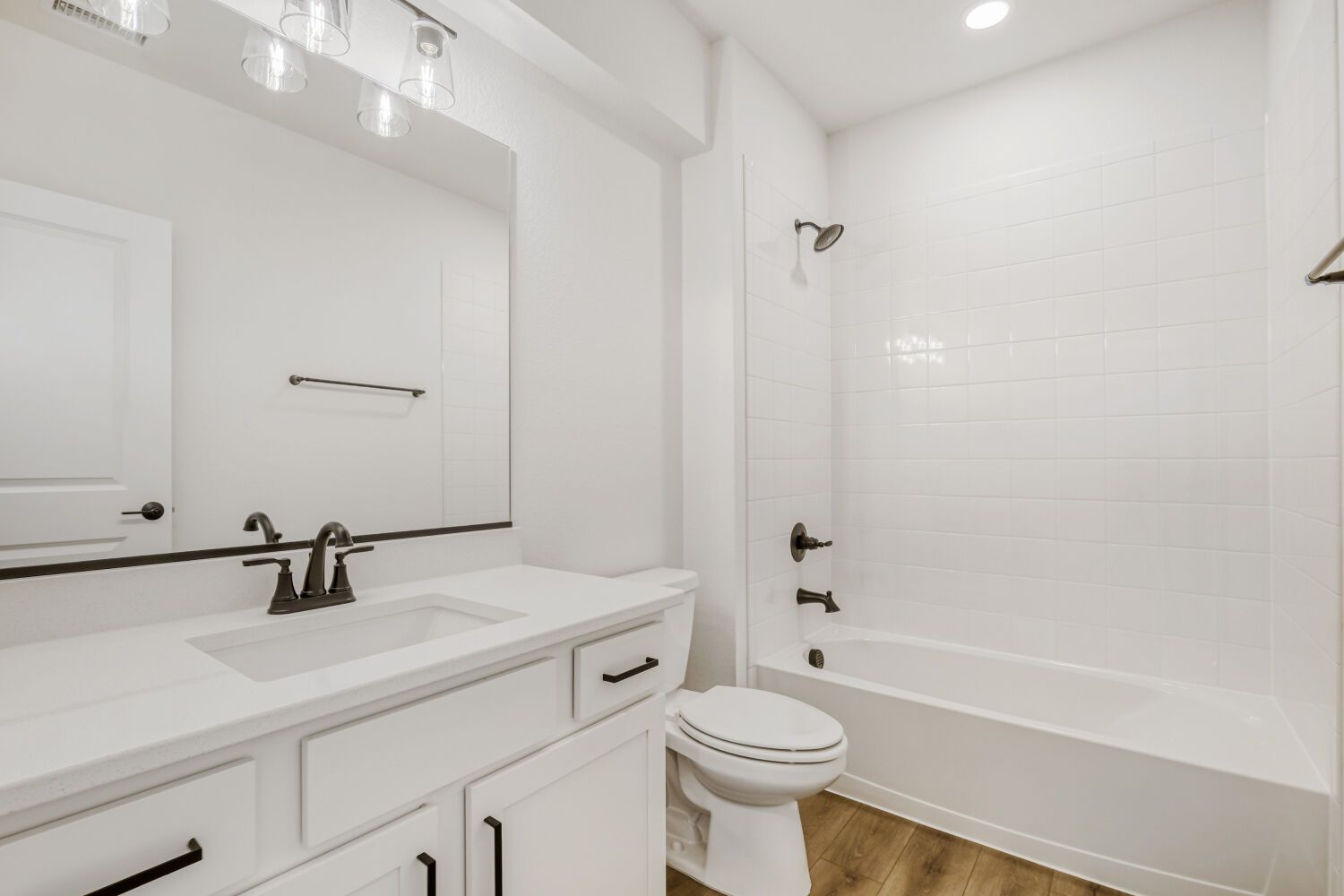 8777 San Diego - Full Bathroom