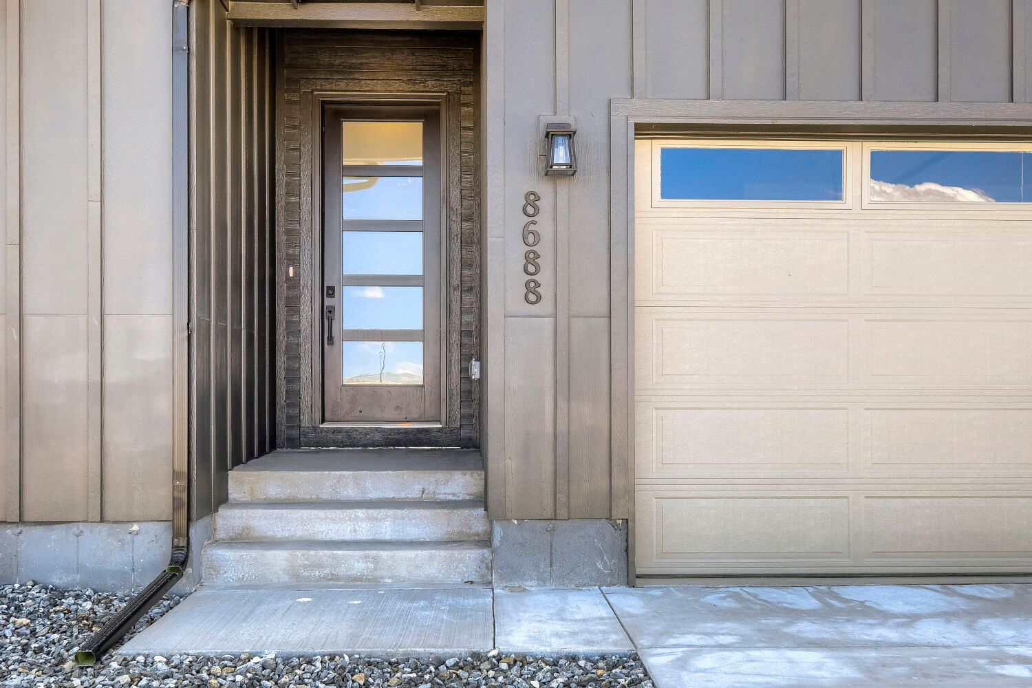 8688 Long Beach - Front Entryway