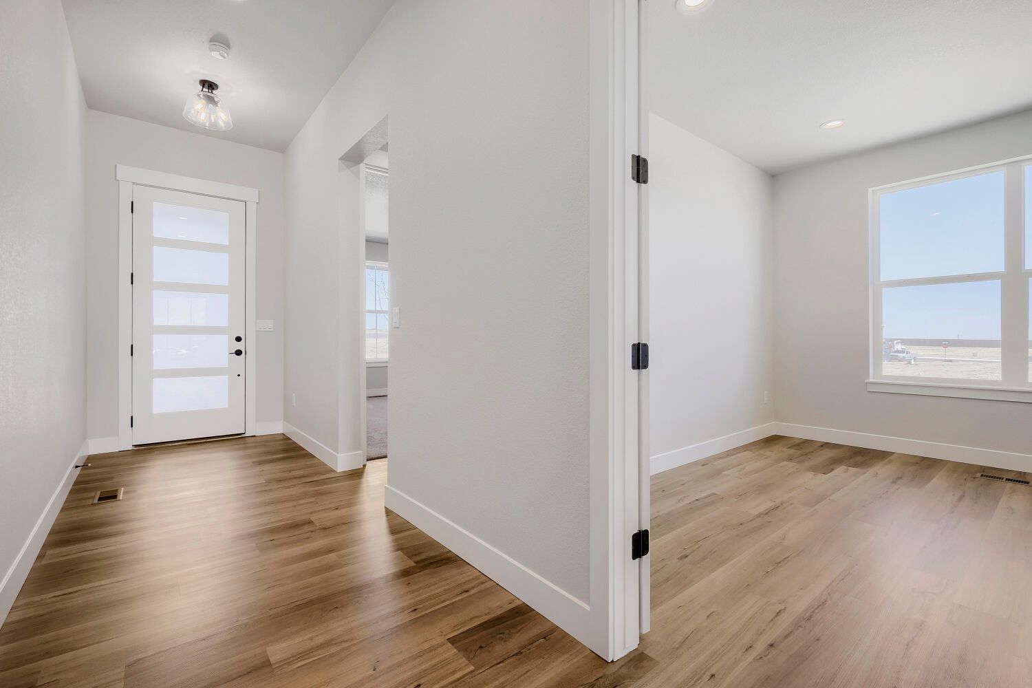 8688 Long Beach - Entry