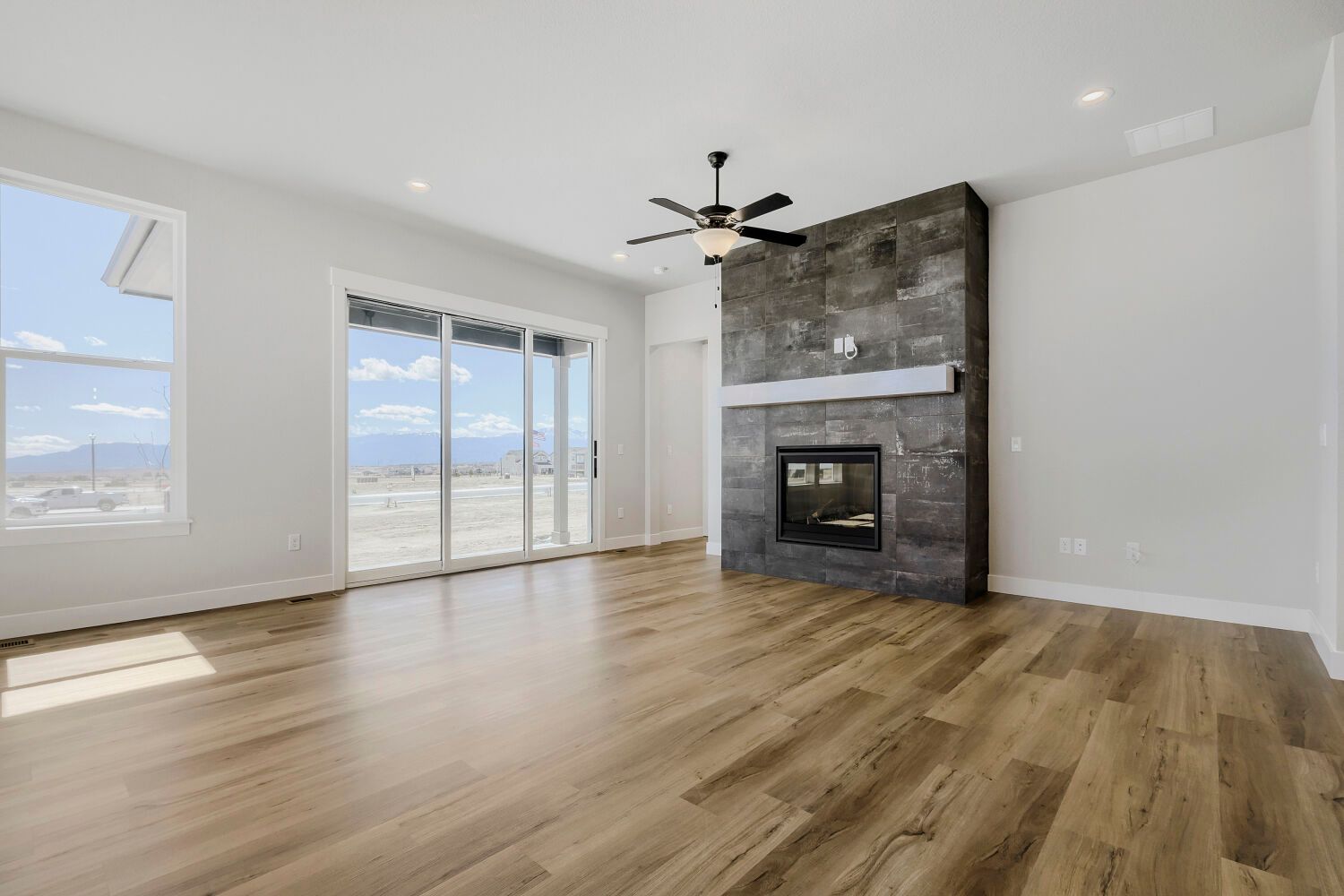 8688 Long Beach - Living Area