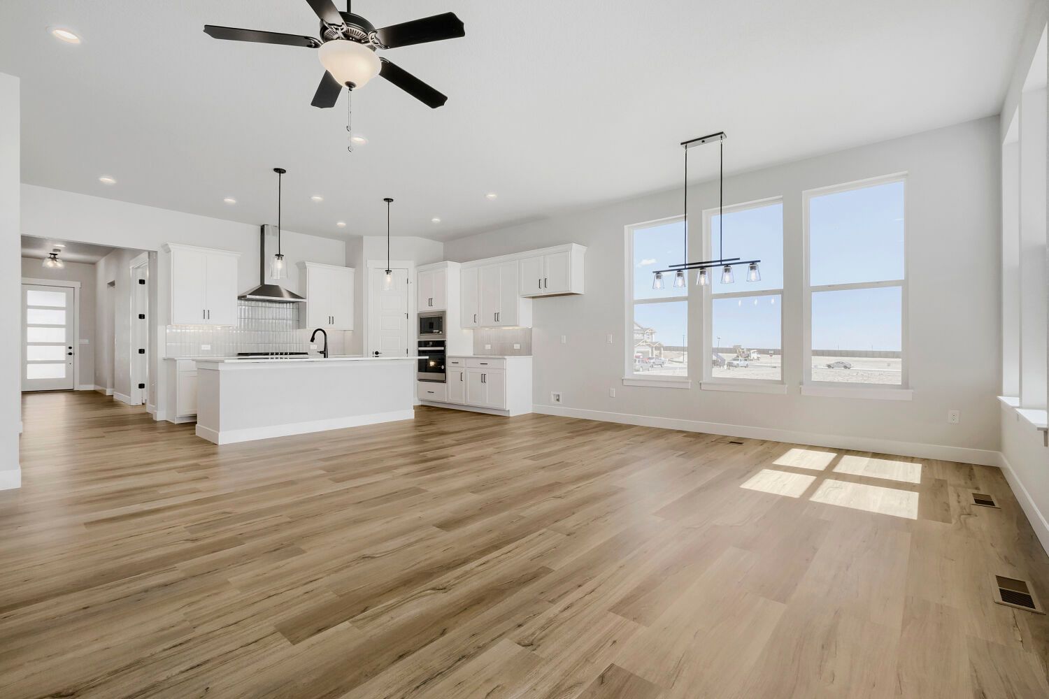8688 Long Beach - Living Area
