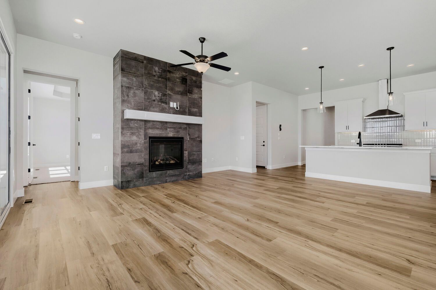 8688 Long Beach - Living Area