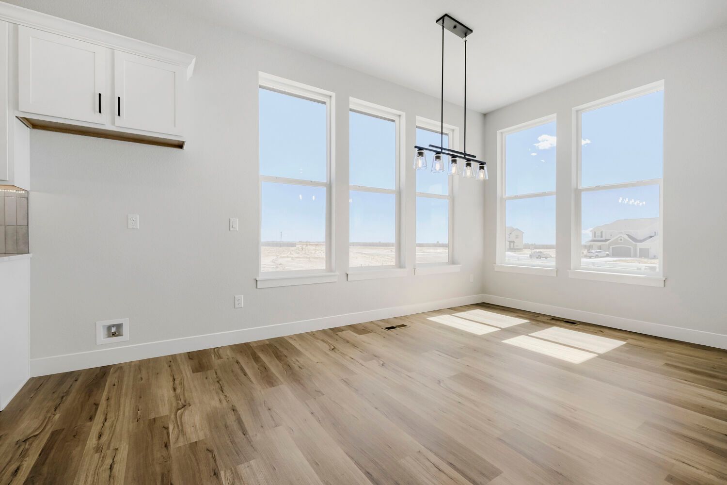 8688 Long Beach - Dining Area