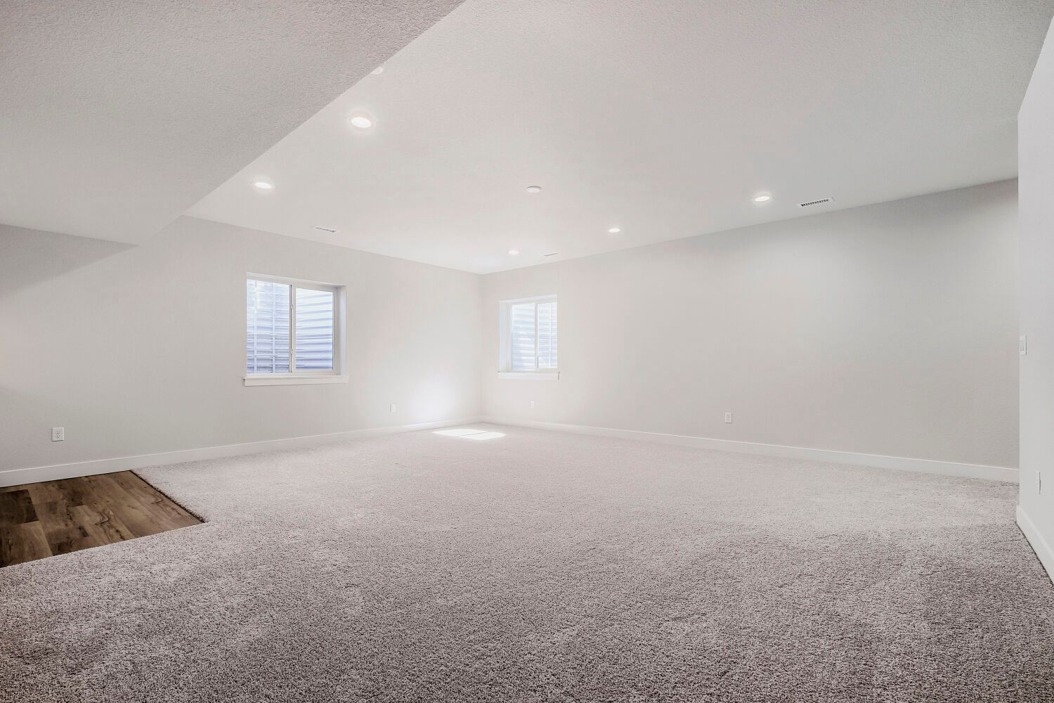 8688 Long Beach - Rec Room