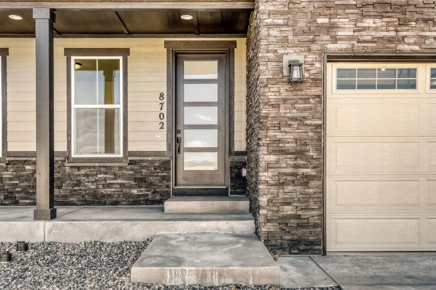 8702 Long Beach - Front Entryway