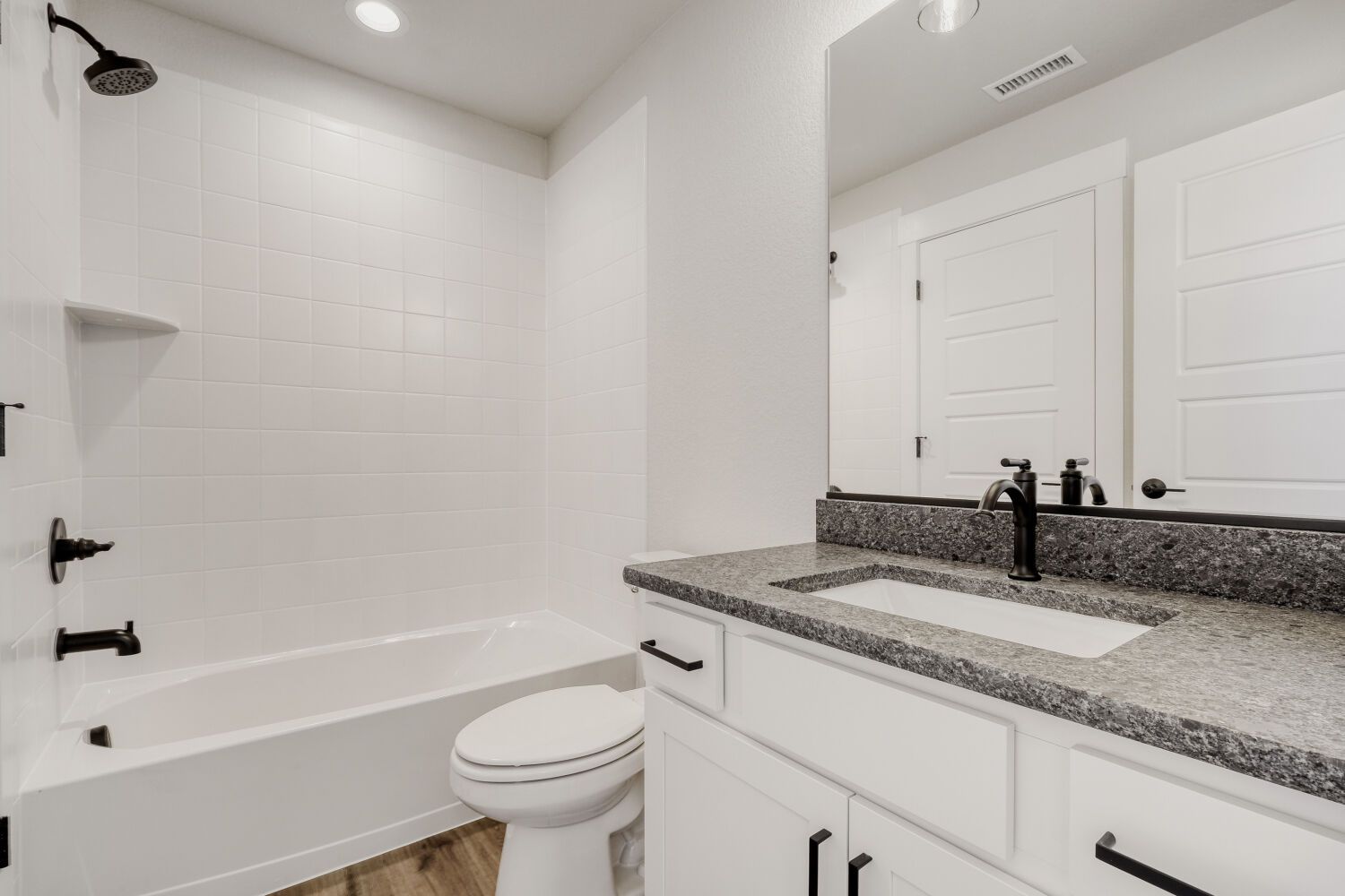 8702 Long Beach - Full Bathroom