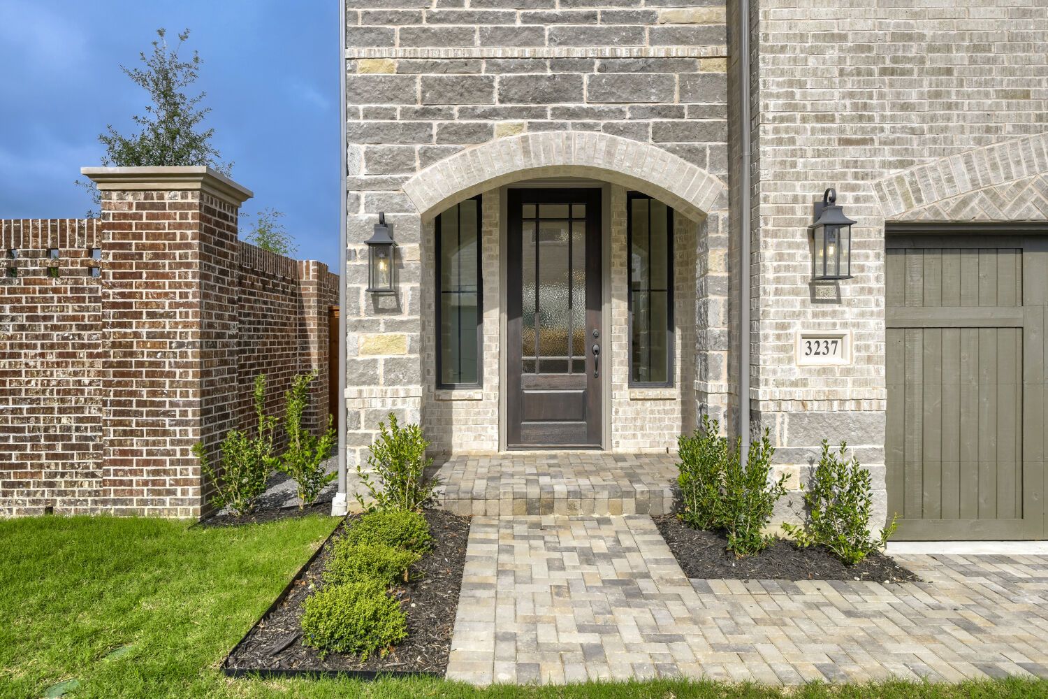 3237 Vaquero - Front Entryway
