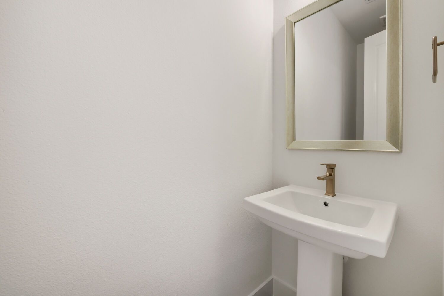 3237 Vaquero - Powder Bathroom