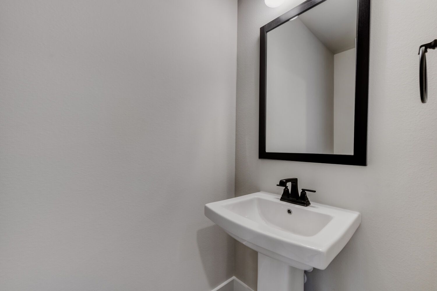 3245 Vaquero - Powder Bathroom