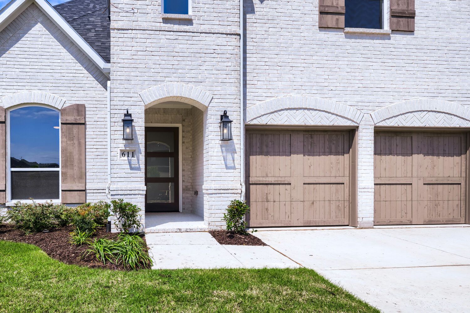 611 Falls - Front Entryway