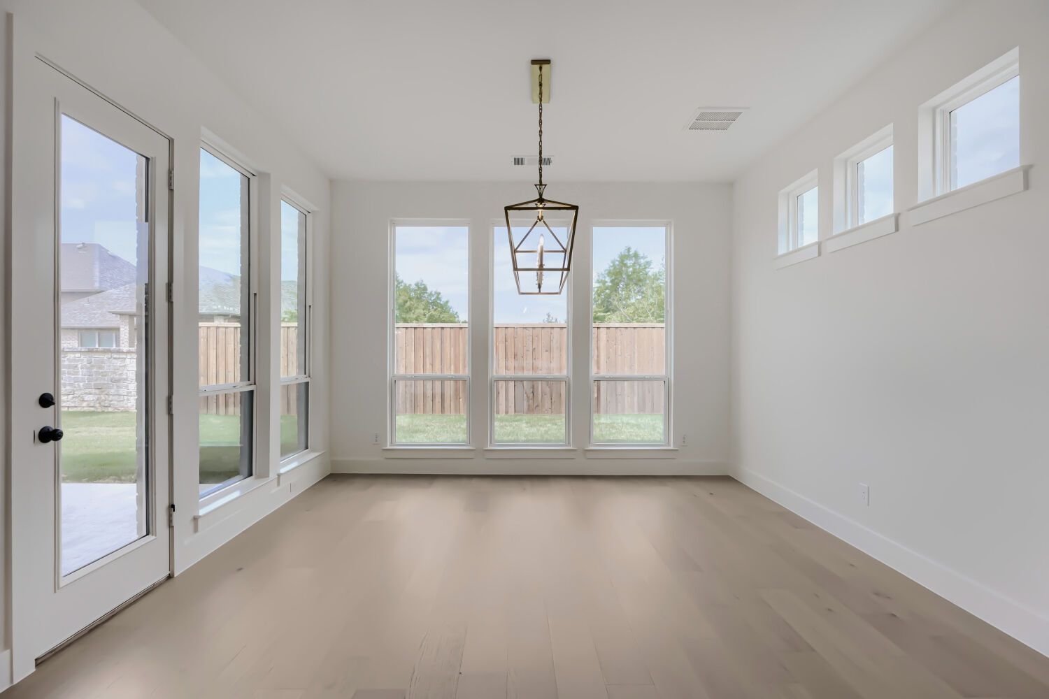 611 Falls - Dining Area