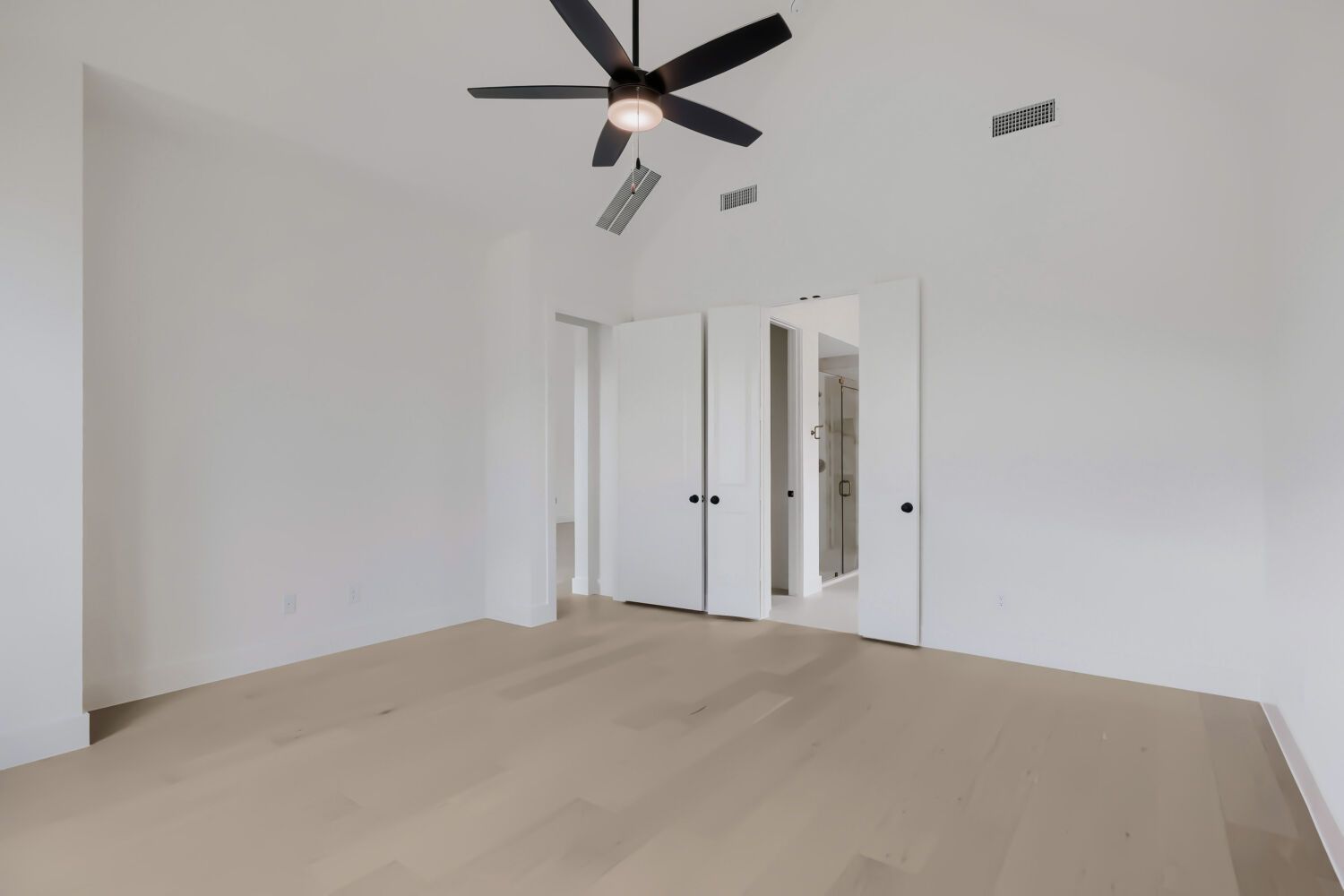 611 Falls - Primary Bedroom