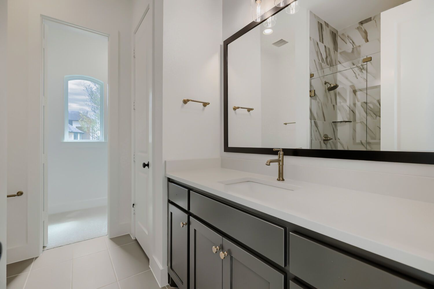 611 Falls - Full Bathroom