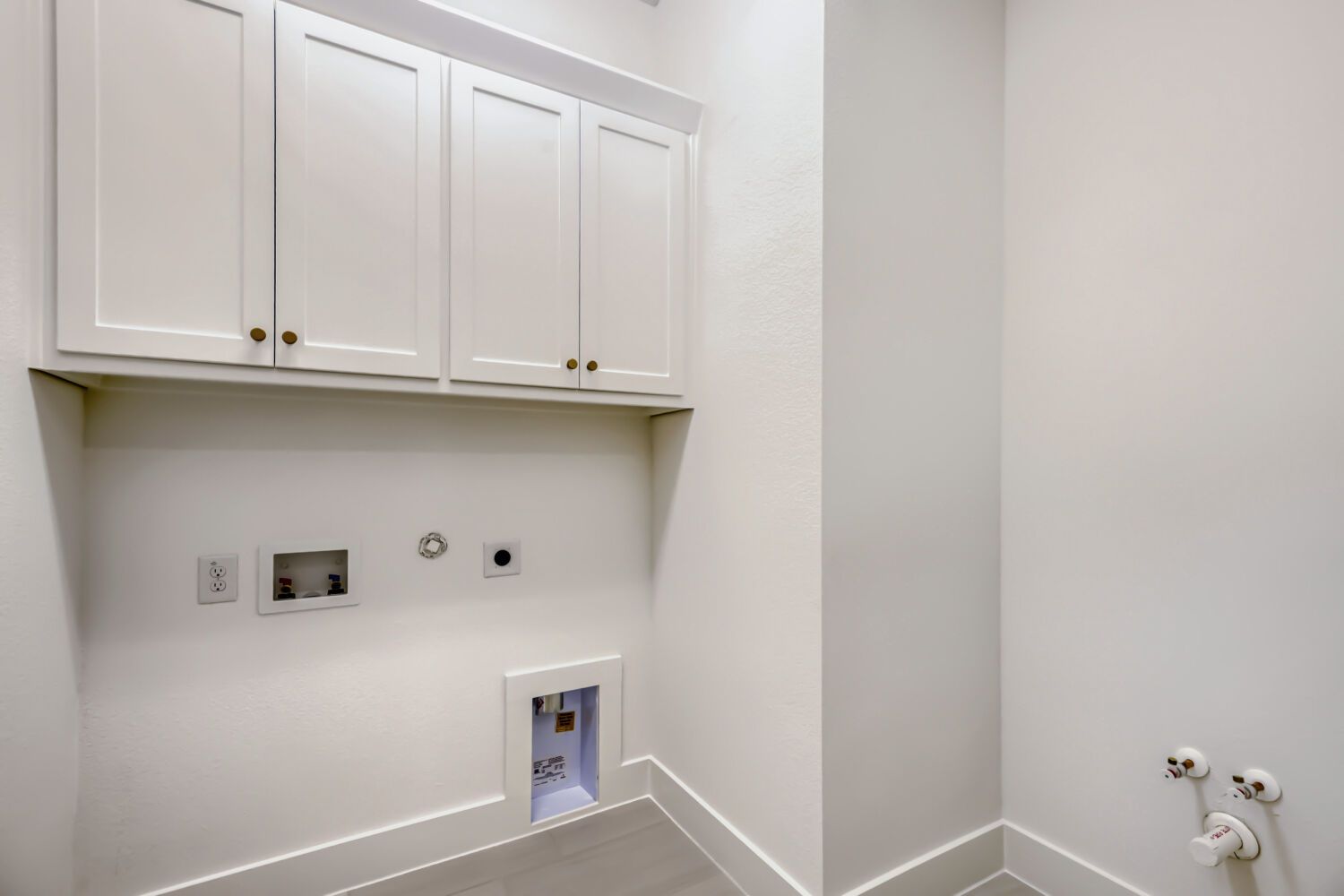 611 Falls - Laundry Room