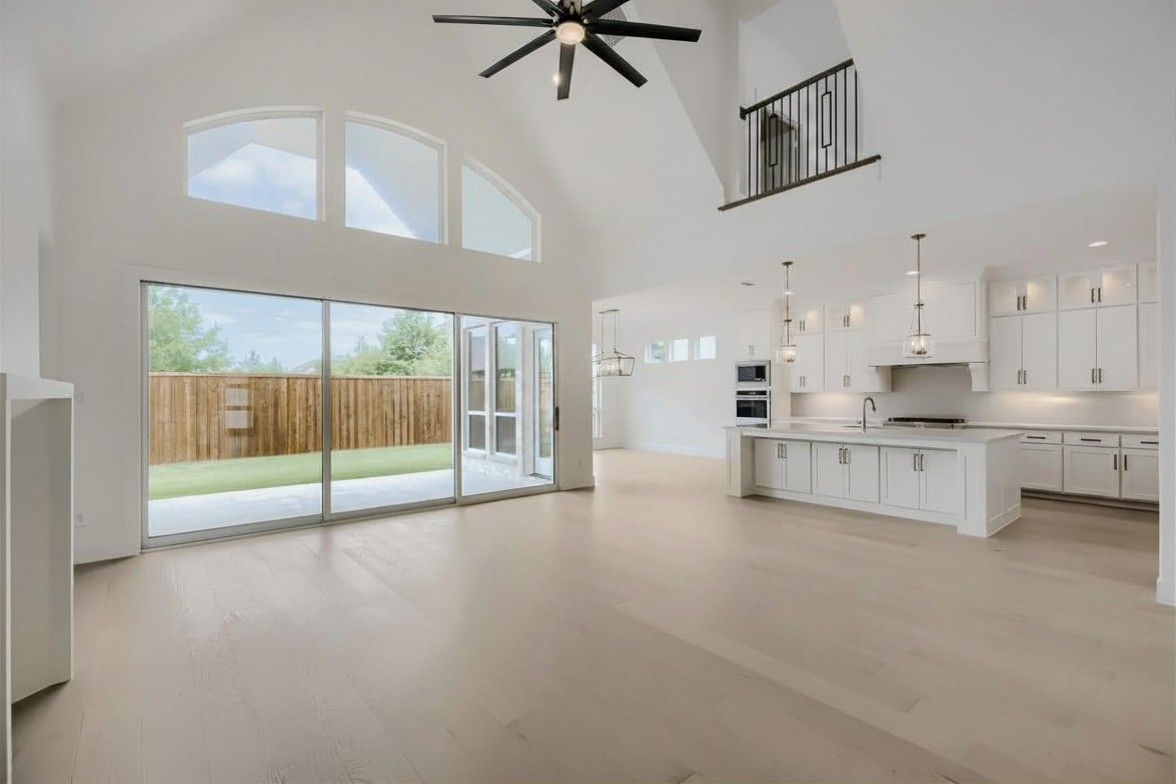 611 Falls - Living Area