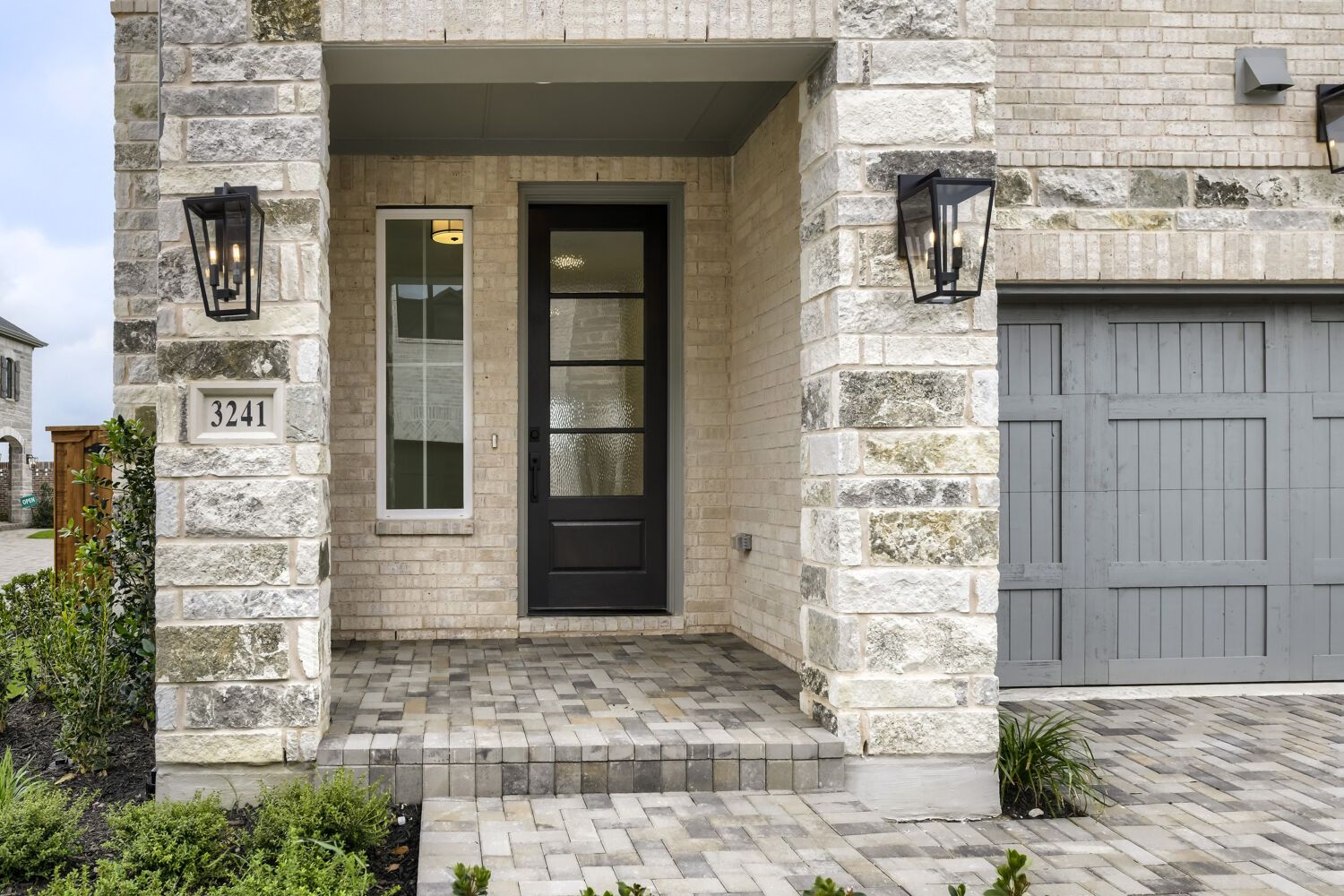 3241 Vaquero - Front Entryway