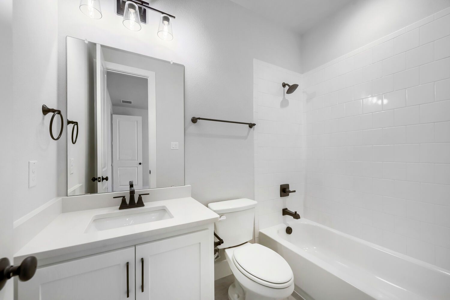 799 Mandrake - Full Bathroom