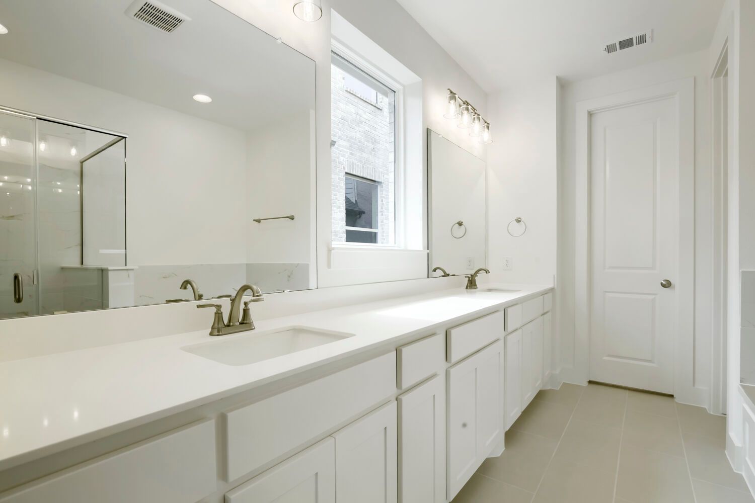 833 Stone Grove - Primary Bathroom