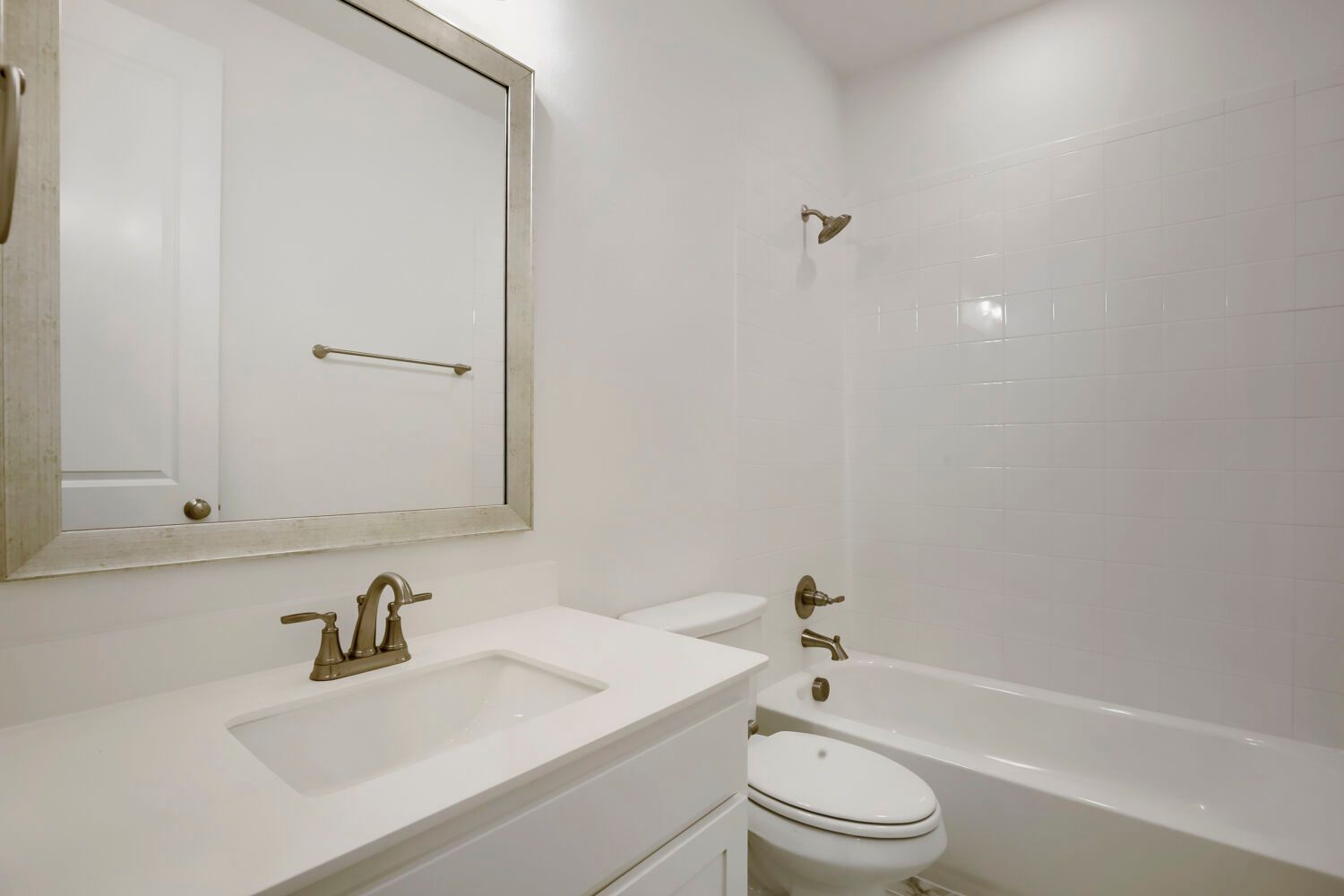 833 Stone Grove - Full Bathroom