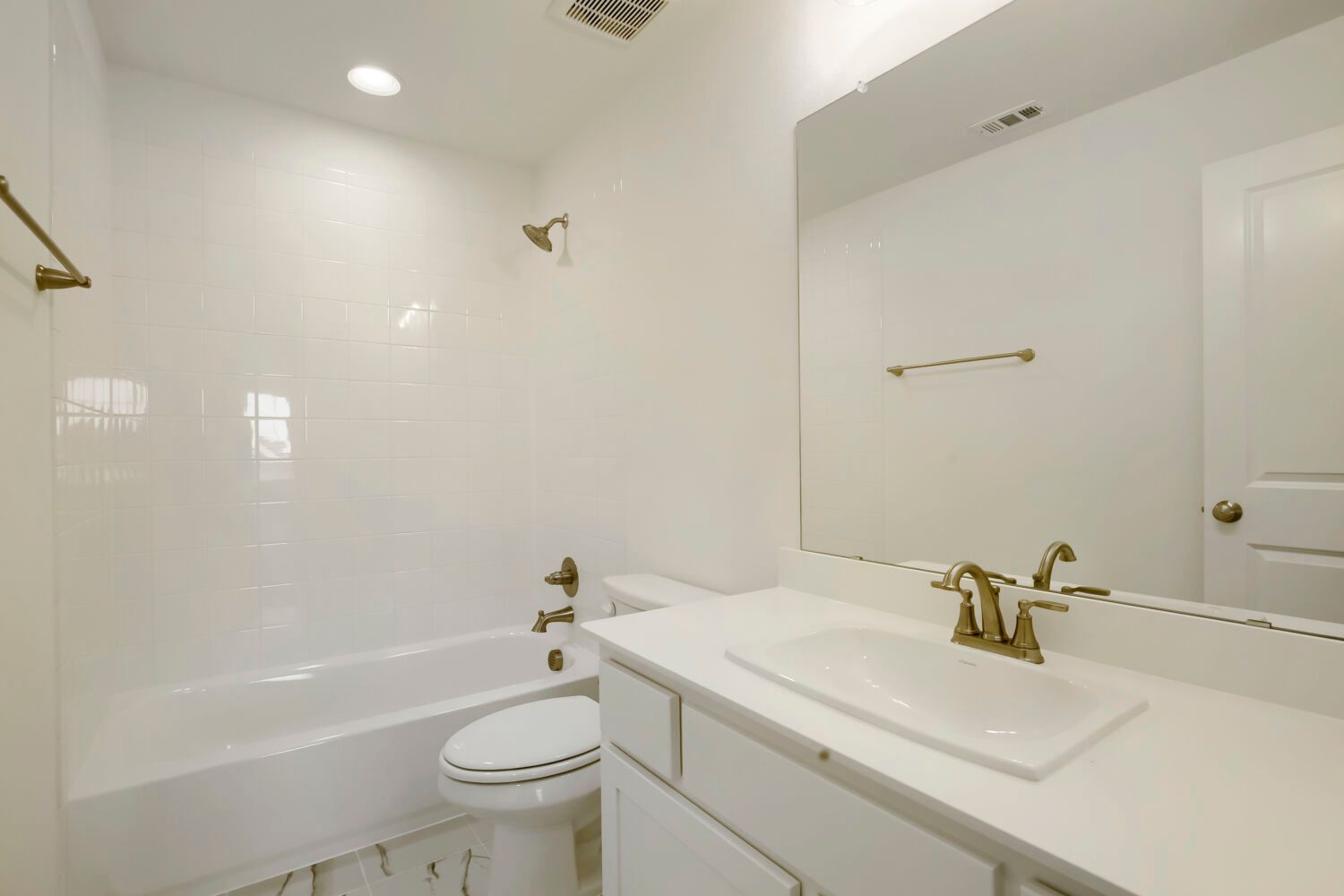 833 Stone Grove - Full Bathroom