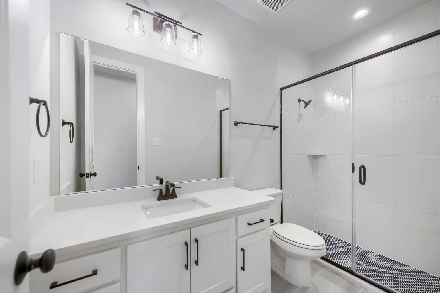 799 Mandrake - Full Bathroom