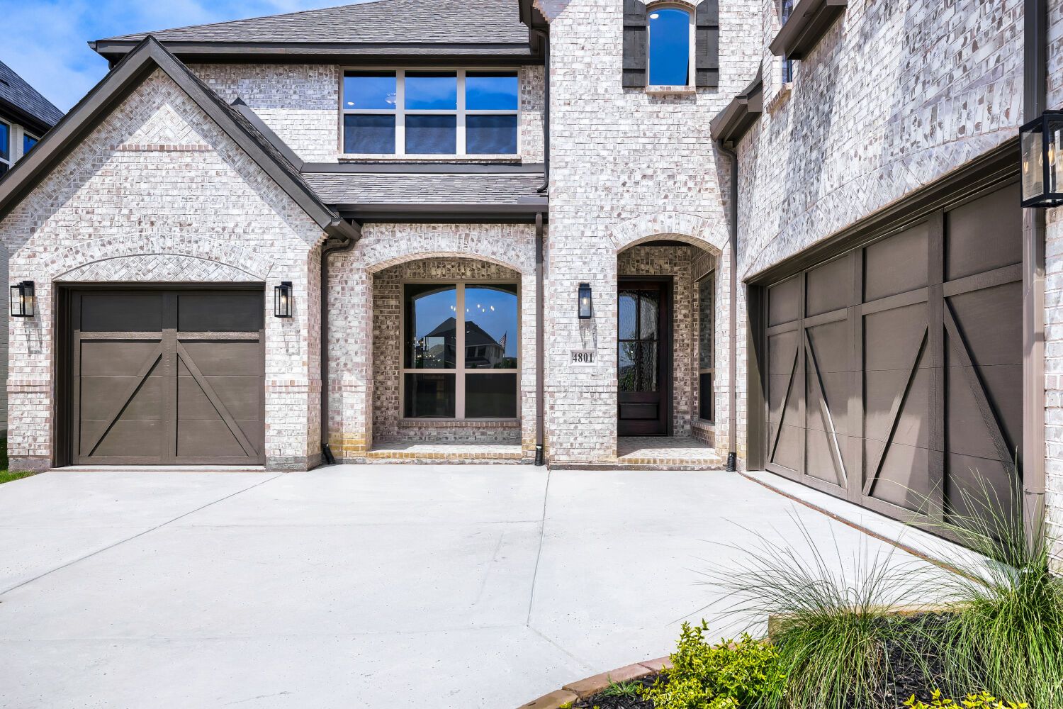 4801 Strada - Front Entryway