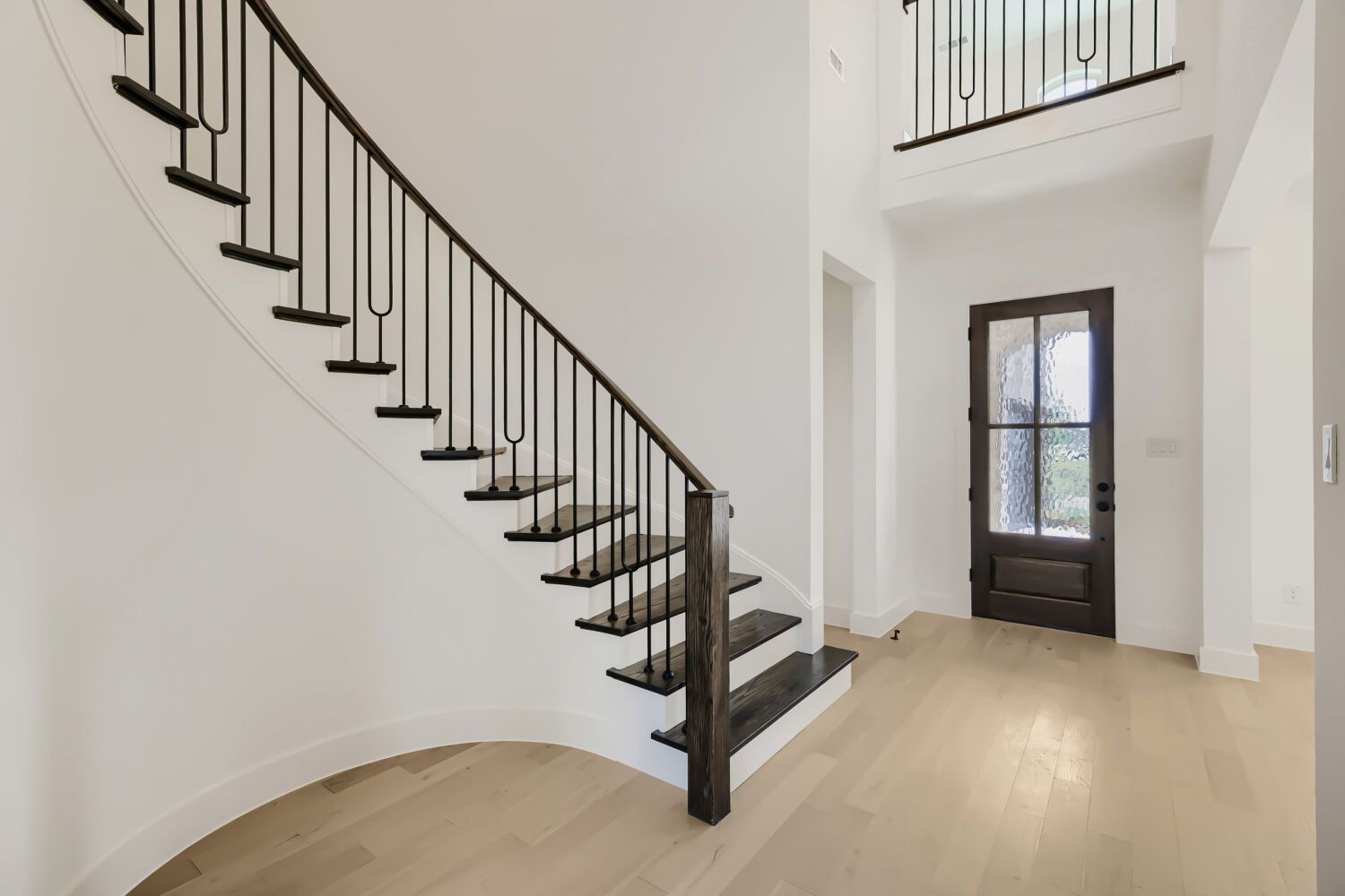 4801 Strada - Entry