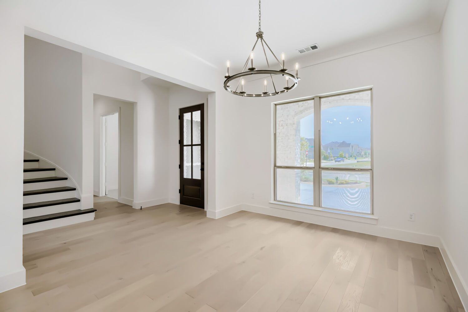 4801 Strada - Dining Area