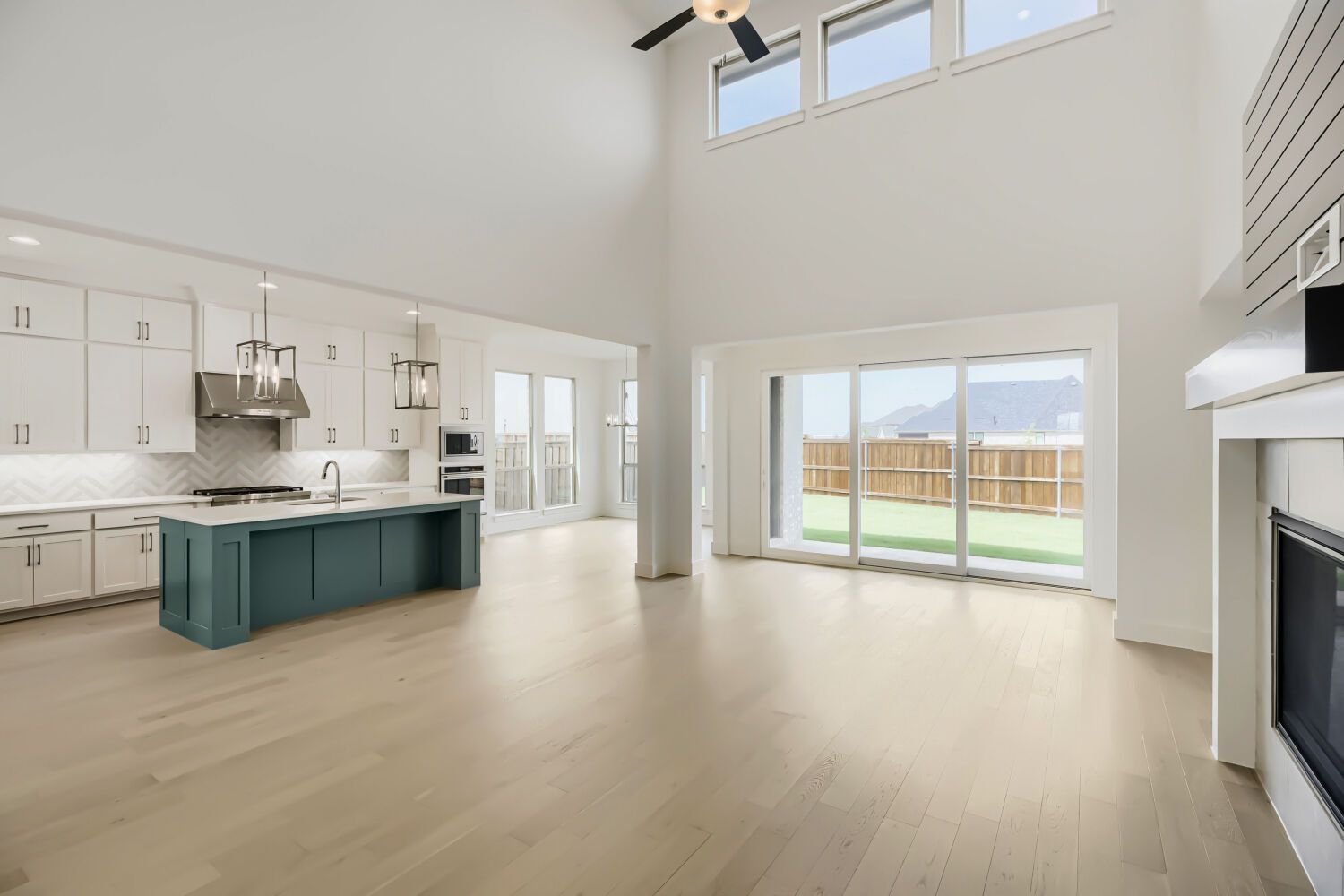 4801 Strada - Living Area