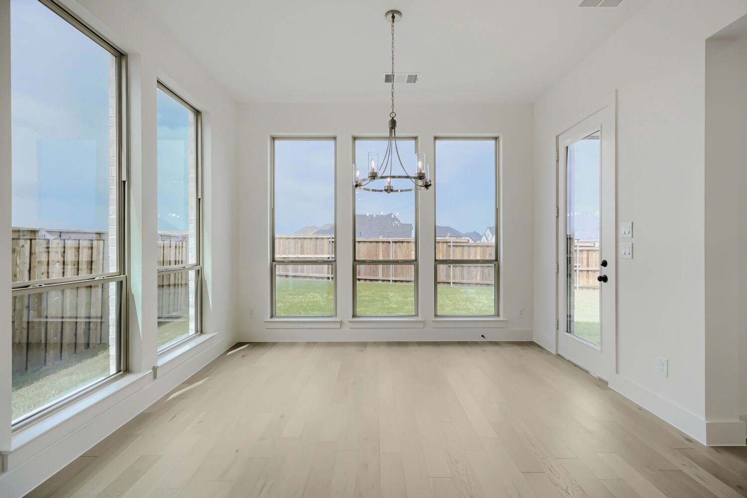 4801 Strada - Dining Area