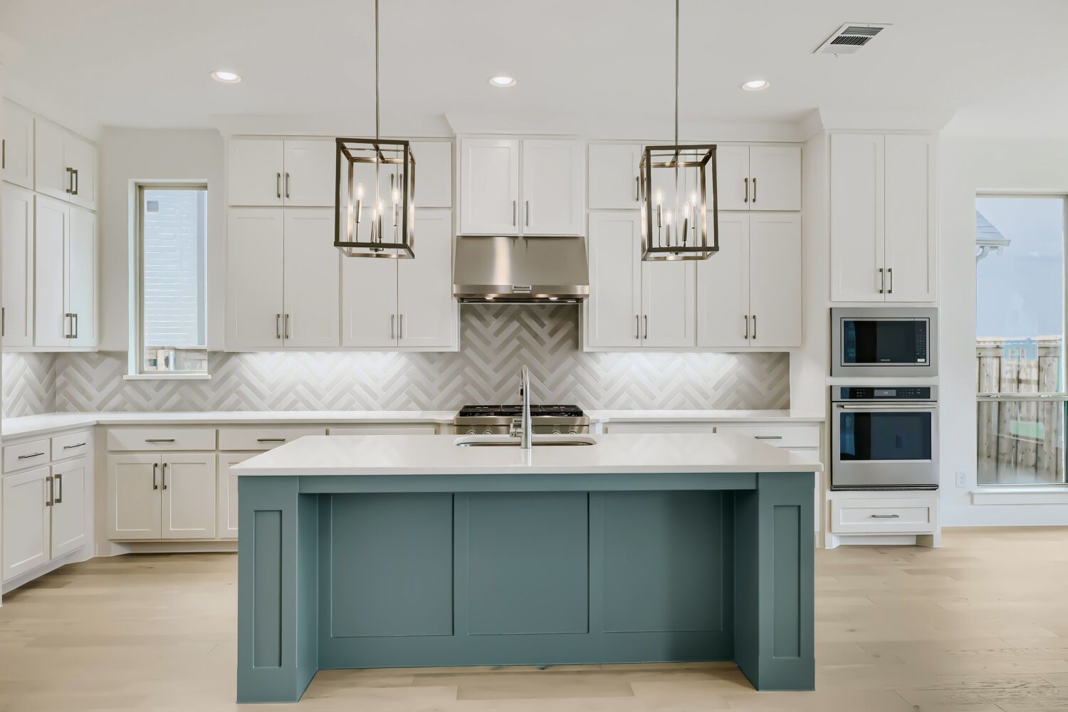 4801 Strada - Kitchen