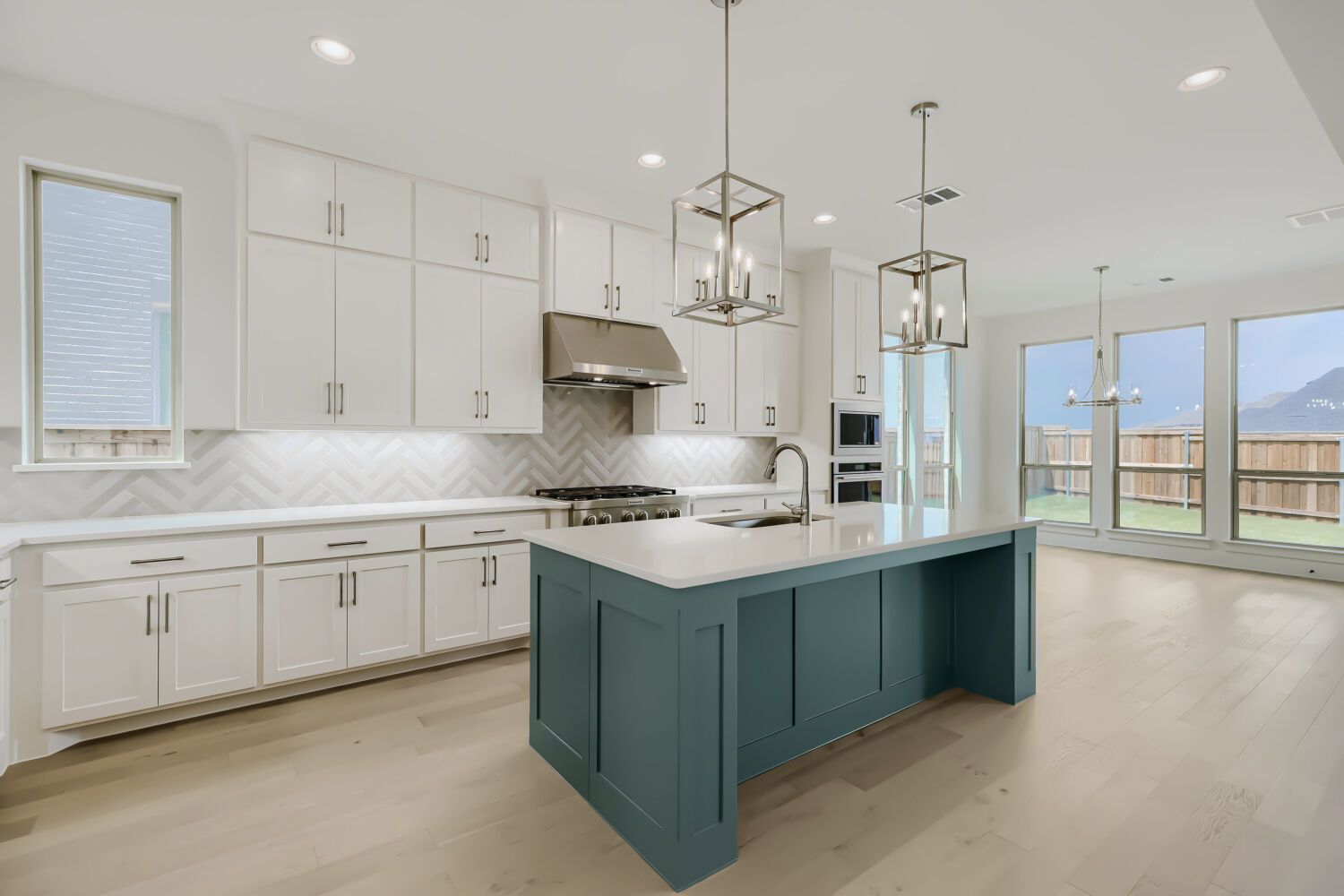 4801 Strada - Kitchen