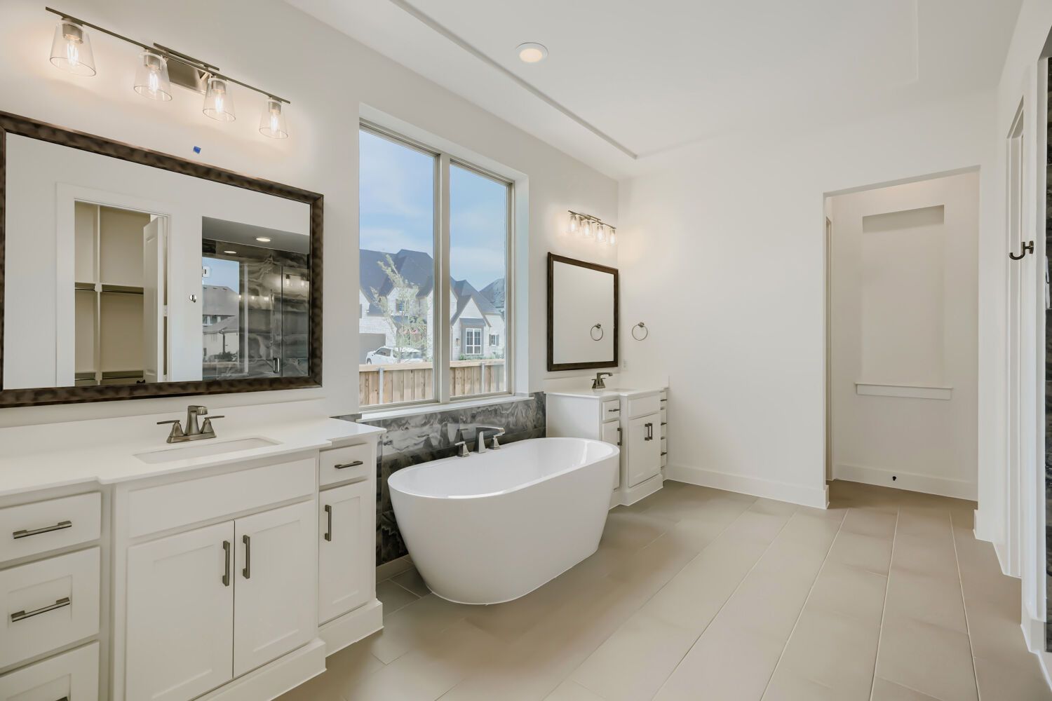 4801 Strada - Primary Bathroom