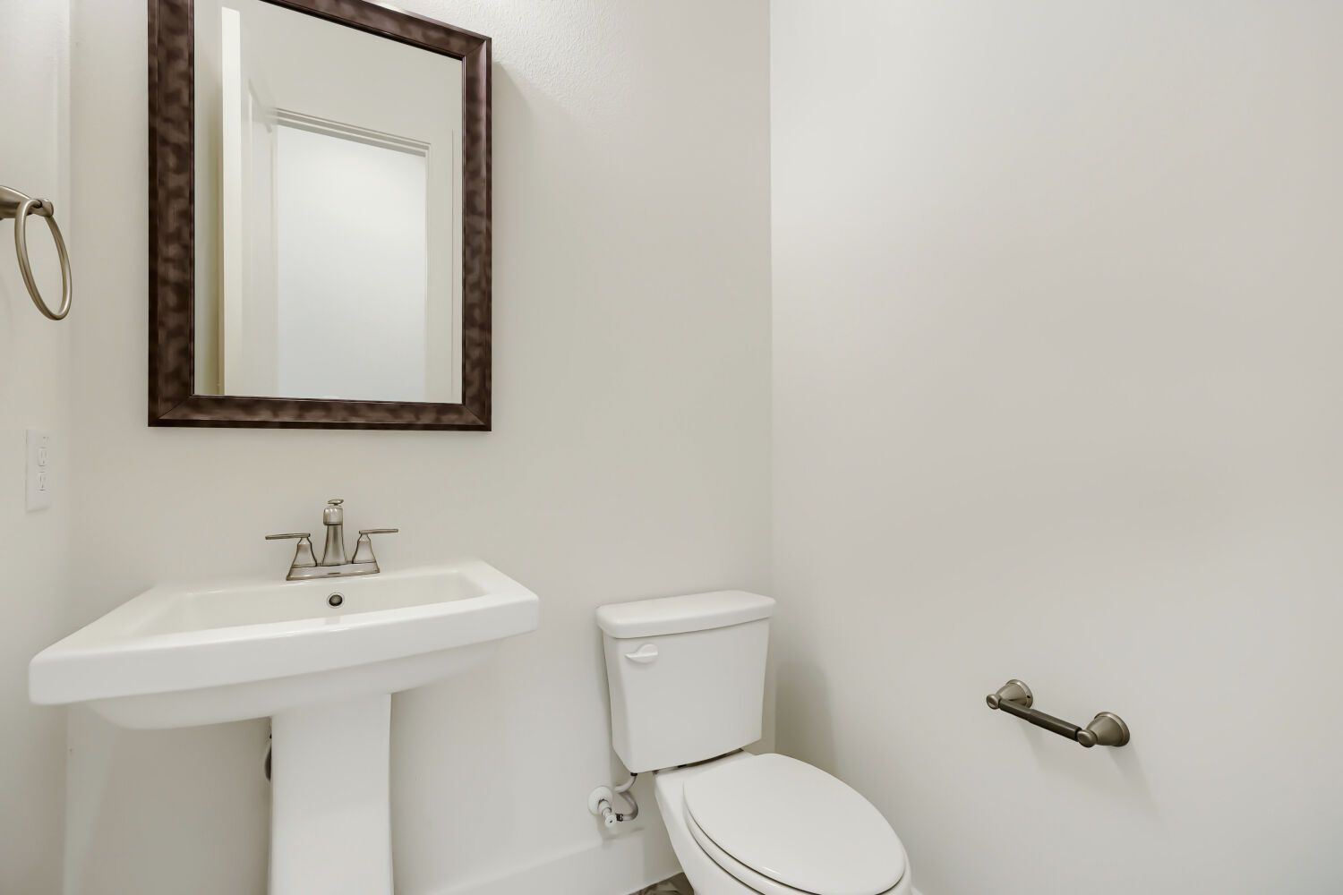 4801 Strada - Powder Bathroom