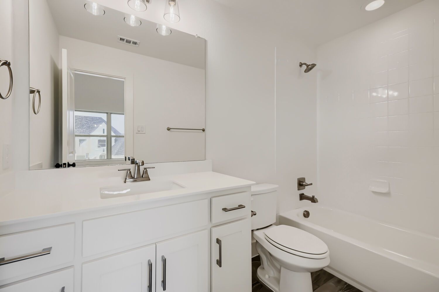 4801 Strada - Full Bathroom