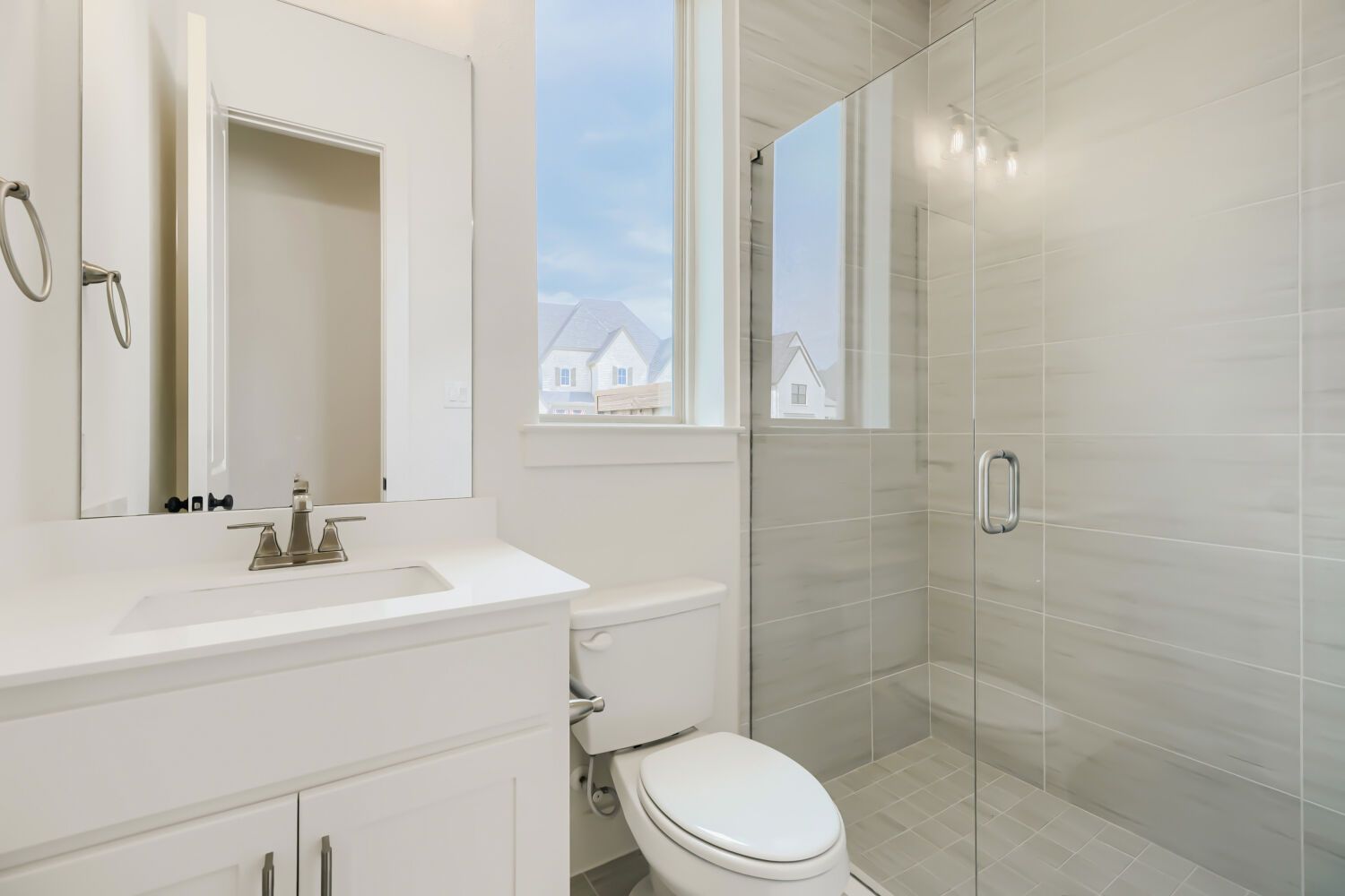 4801 Strada - Full Bathroom