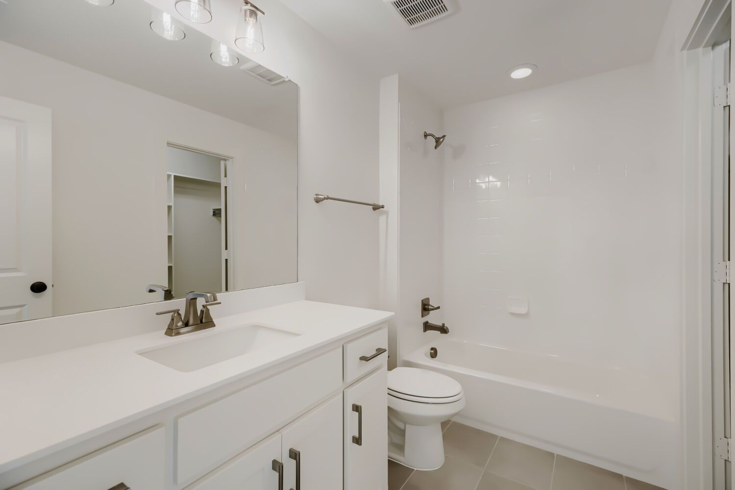 4801 Strada - Full Bathroom