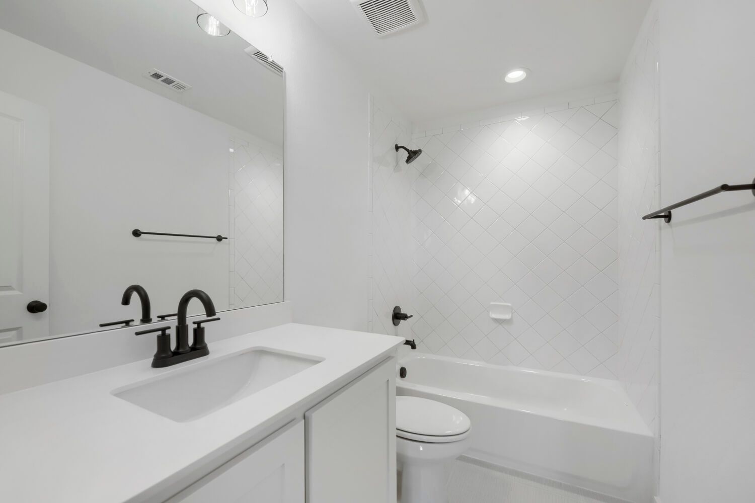 6016 Davis Knoll - Full Bathroom