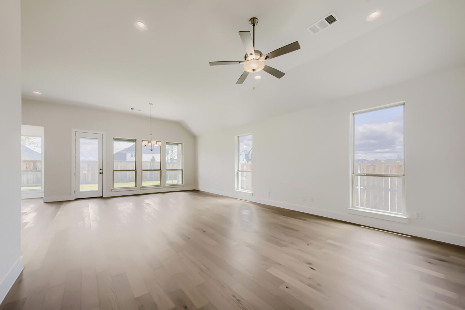 11404 Jackaloe - Living Area
