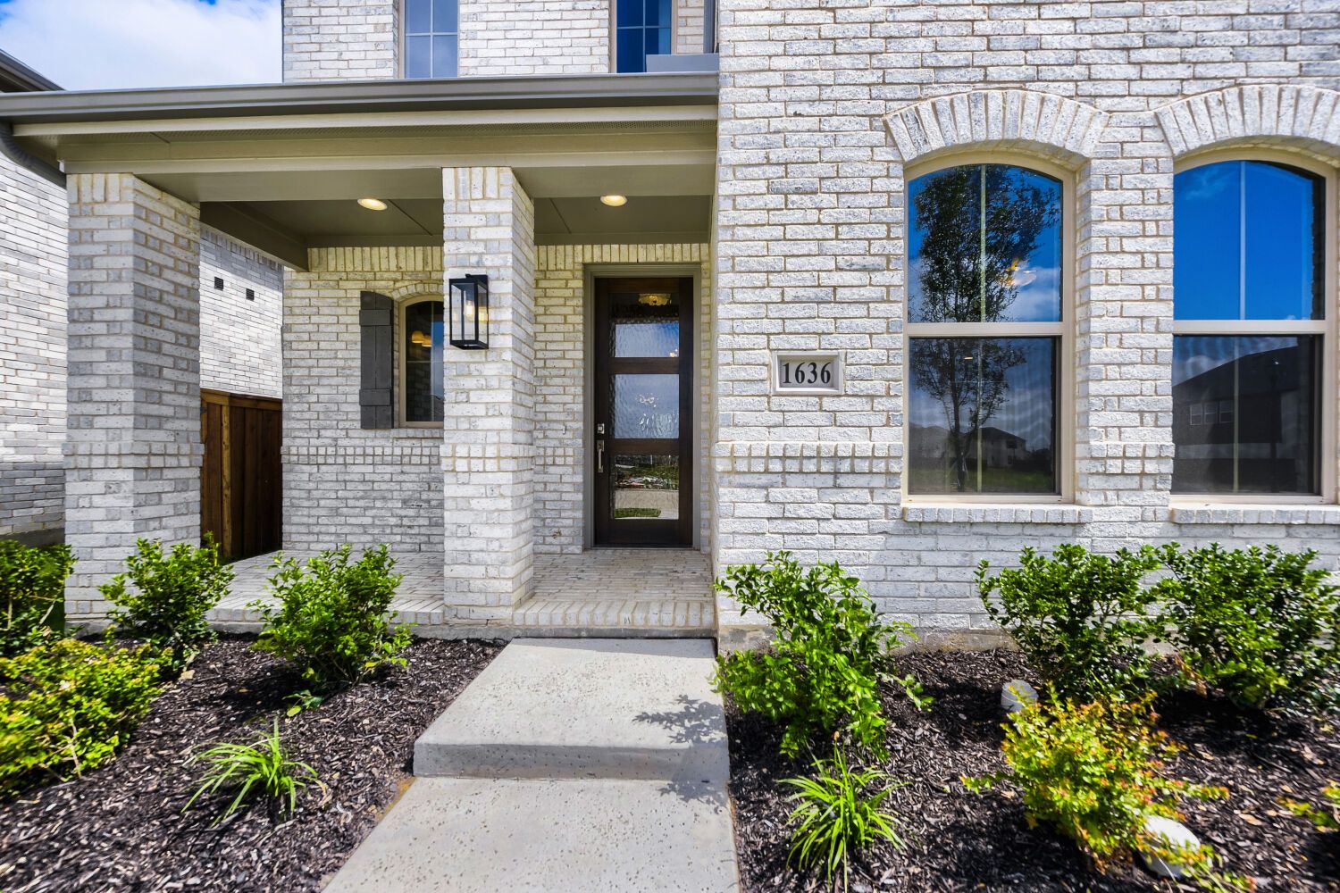 1636 Corrnwall - Front Entryway