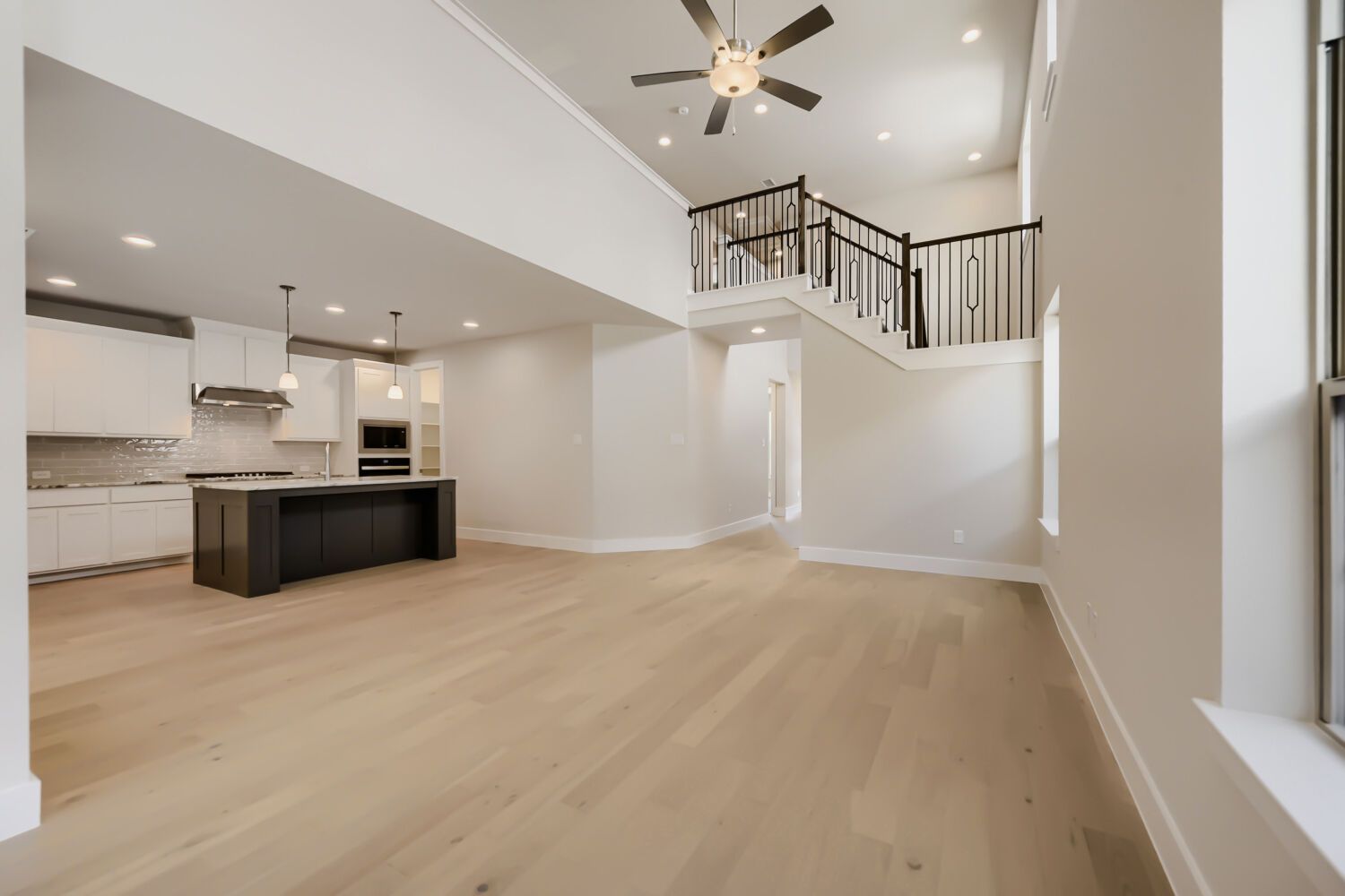 1636 Corrnwall - Living Area
