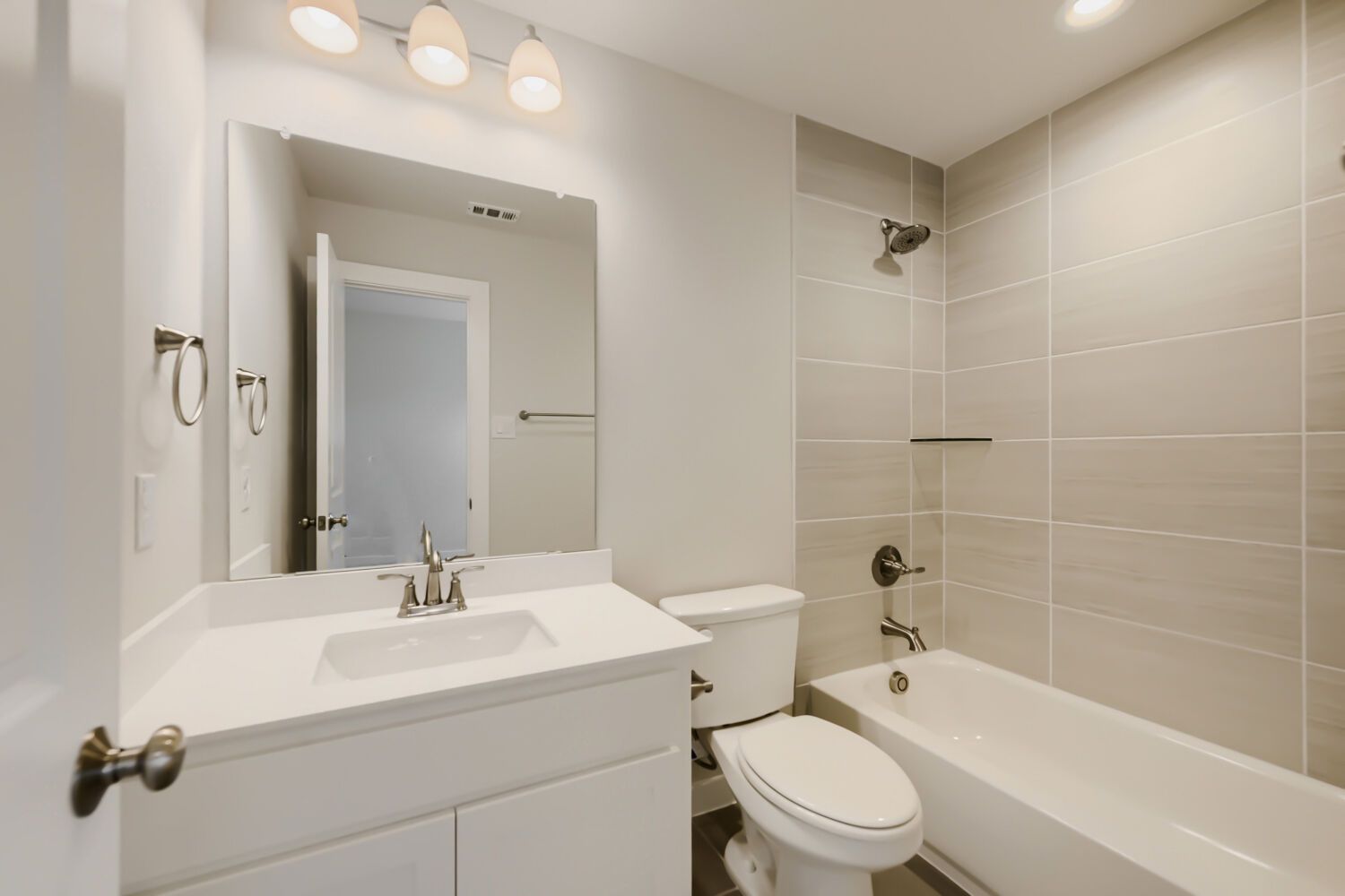 1636 Corrnwall - Full Bathroom