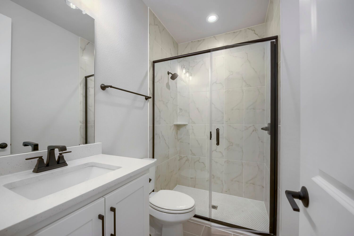800 Blackberry - Full Bathroom