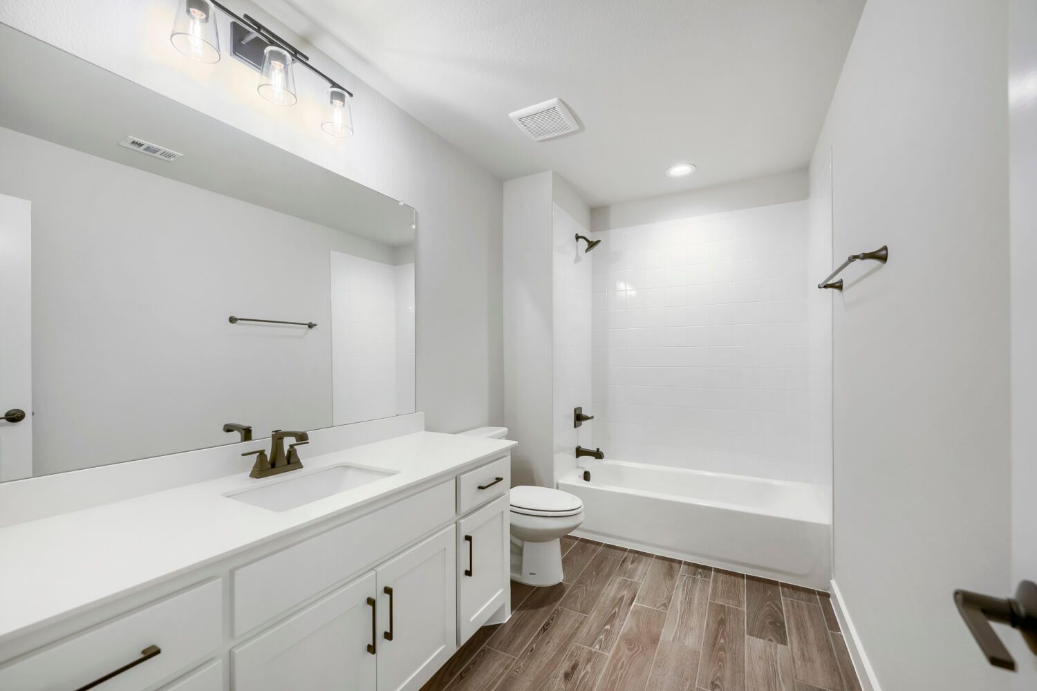 800 Blackberry - Full Bathroom